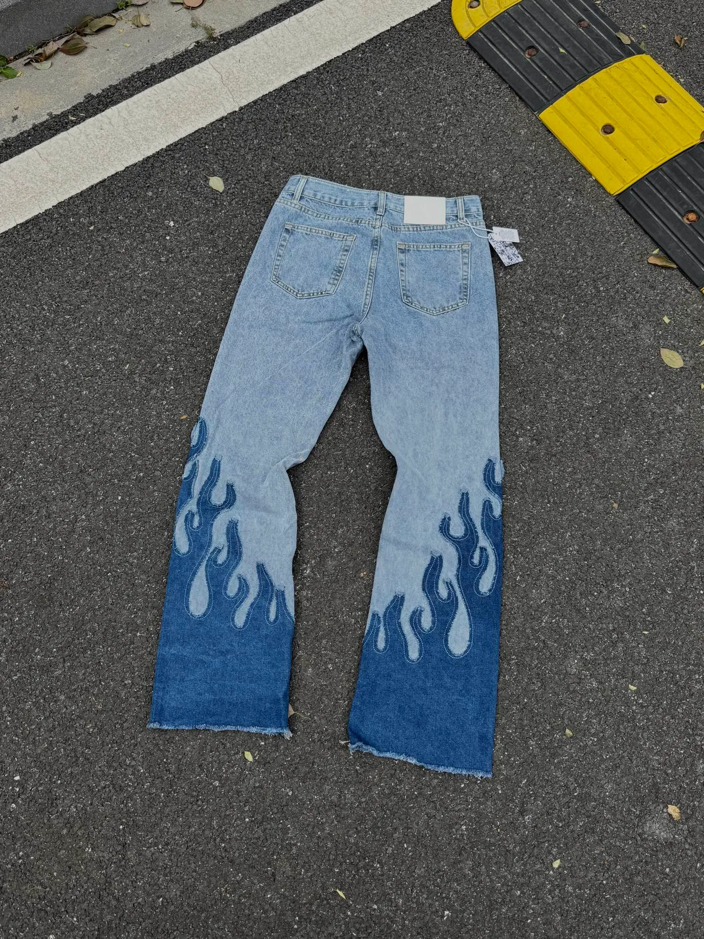 P260💰G88 GALLERY DEPT. Denim splicing flame🔥flare pants washed distressed splicing jeans GALLERY is attracted by these bell-bottom pants. Whether it is a reset of Carhartt or Levis, it has created a strong brand style. Since these pants are modified from rare vintage, the production capacity is limited. Therefore, after many icons wore them, these pants were once hard to find. Later, perhaps due to the improvement of GD's business in the past two years and the expansion of production lines, the brand itself lowered the price, so I can't wait any longer for these pants this year and will definitely buy them. During the process of the denim washing plant, the owner of the washing plant helped introduce a boss who had worked for Levi's foundry and started his own business. This also paved the way for the following styles. Therefore, Levi's remodeled single product for the base plate is really familiar. Whether it is the fabrics supplied or the lathes used in production, there is nothing to choose from. -Color: blue -Size: S-XXL (corresponding to 28-36)